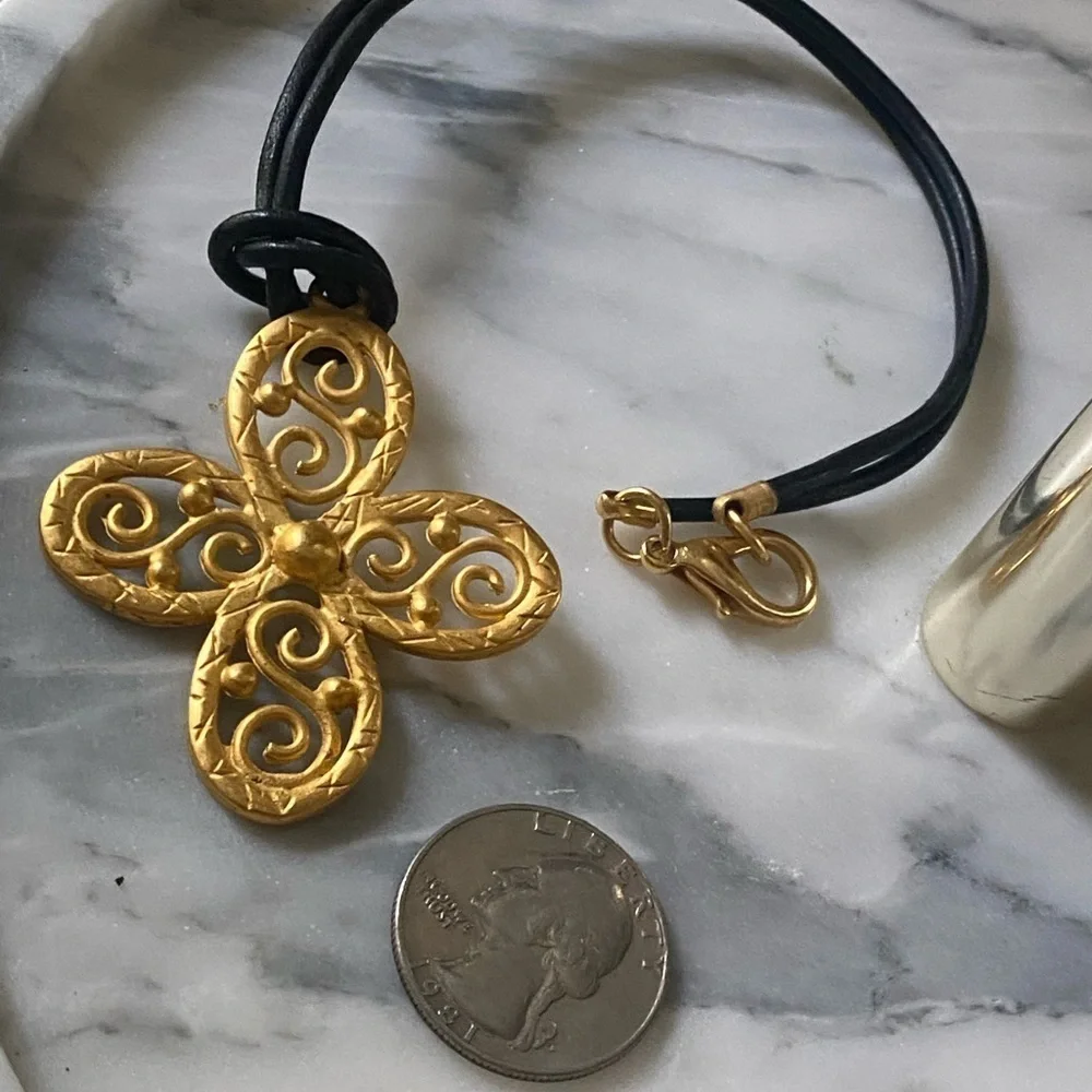 𝅺gold tone choker style necklace on leather cord